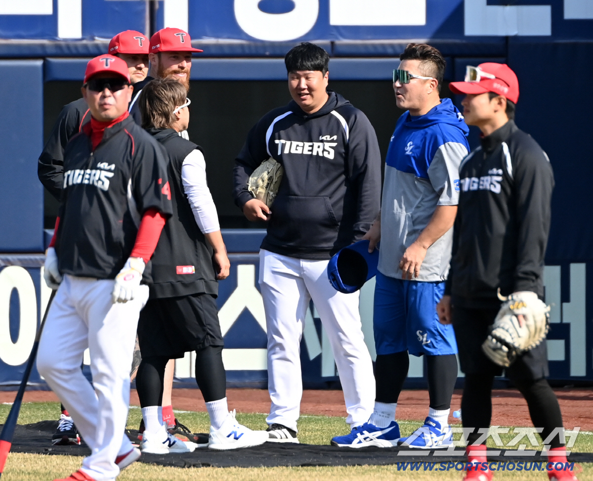 이렇게 그리웠나? 최형우 등장에 KIA 선수단 '우르르'...호랑이 후배…