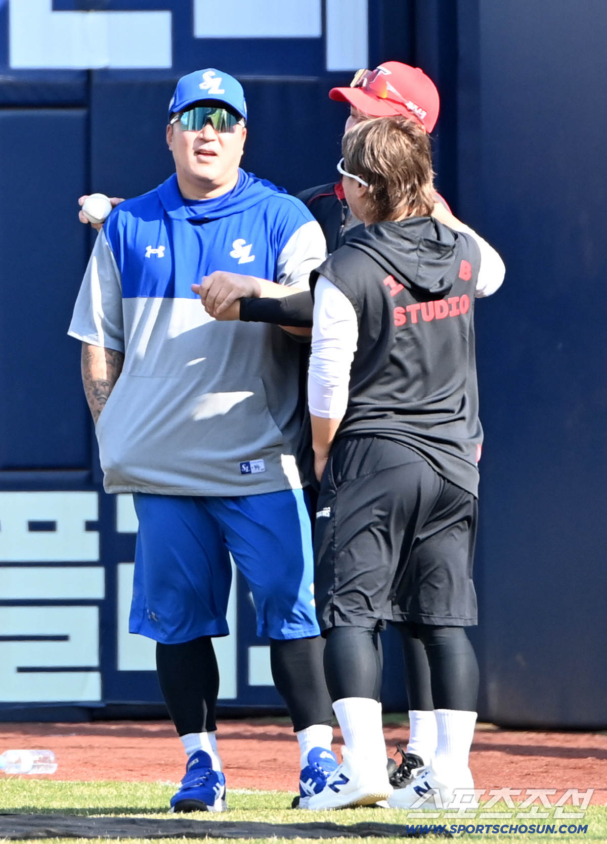 이렇게 그리웠나? 최형우 등장에 KIA 선수단 '우르르'...호랑이 후배…