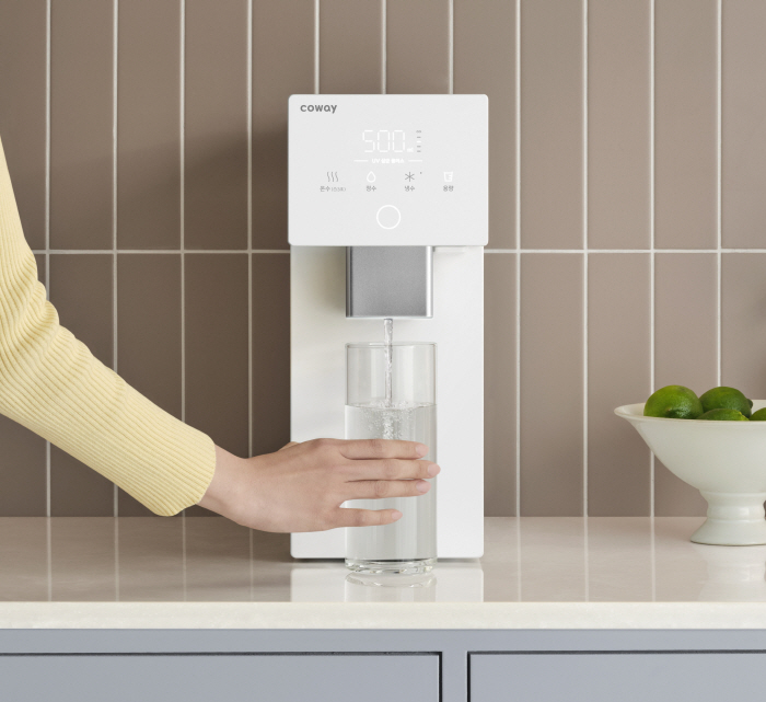 "컵 높이 자동 인식하고 살균까지 자동으로"...'코웨이 아이콘 정수기 3'