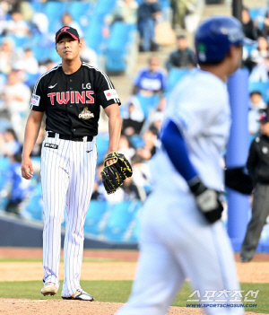 사구→폭투→볼넷→안타→밀어내기 충격, 신인왕에서 아픈 손가락으로, 첫술에 기적은 없었지만…
