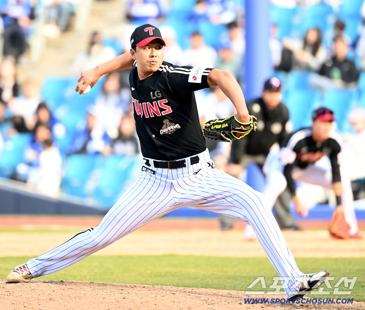 사구→폭투→볼넷→안타→밀어내기 충격, 신인왕에서 아픈 손가락으로, 첫술에…