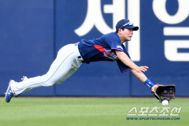 "재활 중 또 다쳤다" 성난 전완근 외야수도 없는데…박동원 울린 '더 캐…