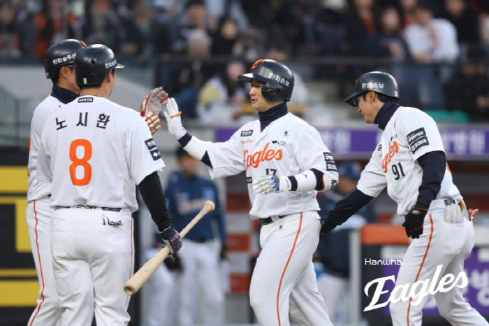 류현진 '절'하는 모습 볼 수 있을까…안방마님 '연타석포 7타점', 그런…