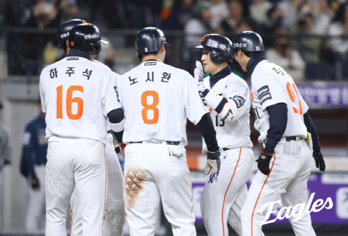 류현진 '절'하는 모습 볼 수 있을까…안방마님 '연타석포 7타점', 그런…