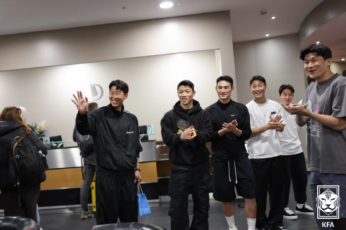 "韓 축구 천만다행!" '황금재능'→'21세기 보이즈' 리더 이강인, 발…