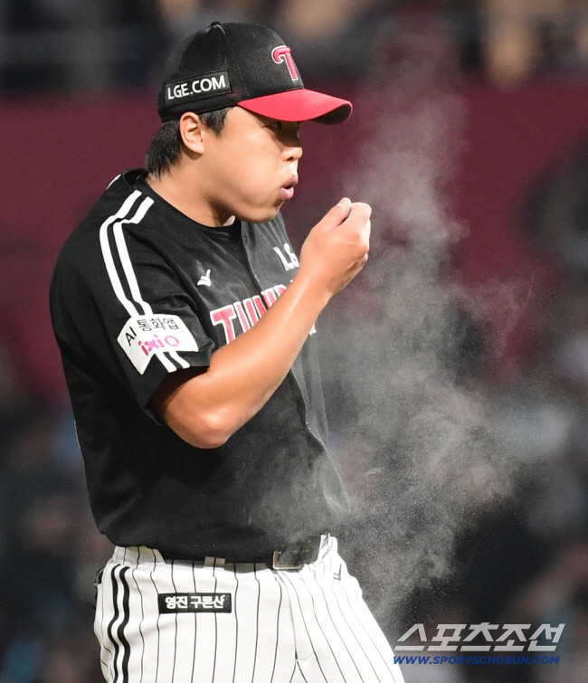 '기적의 날' 세이브했던 그 투수. 수술을 두번이나 받는다니... 뼛조각…