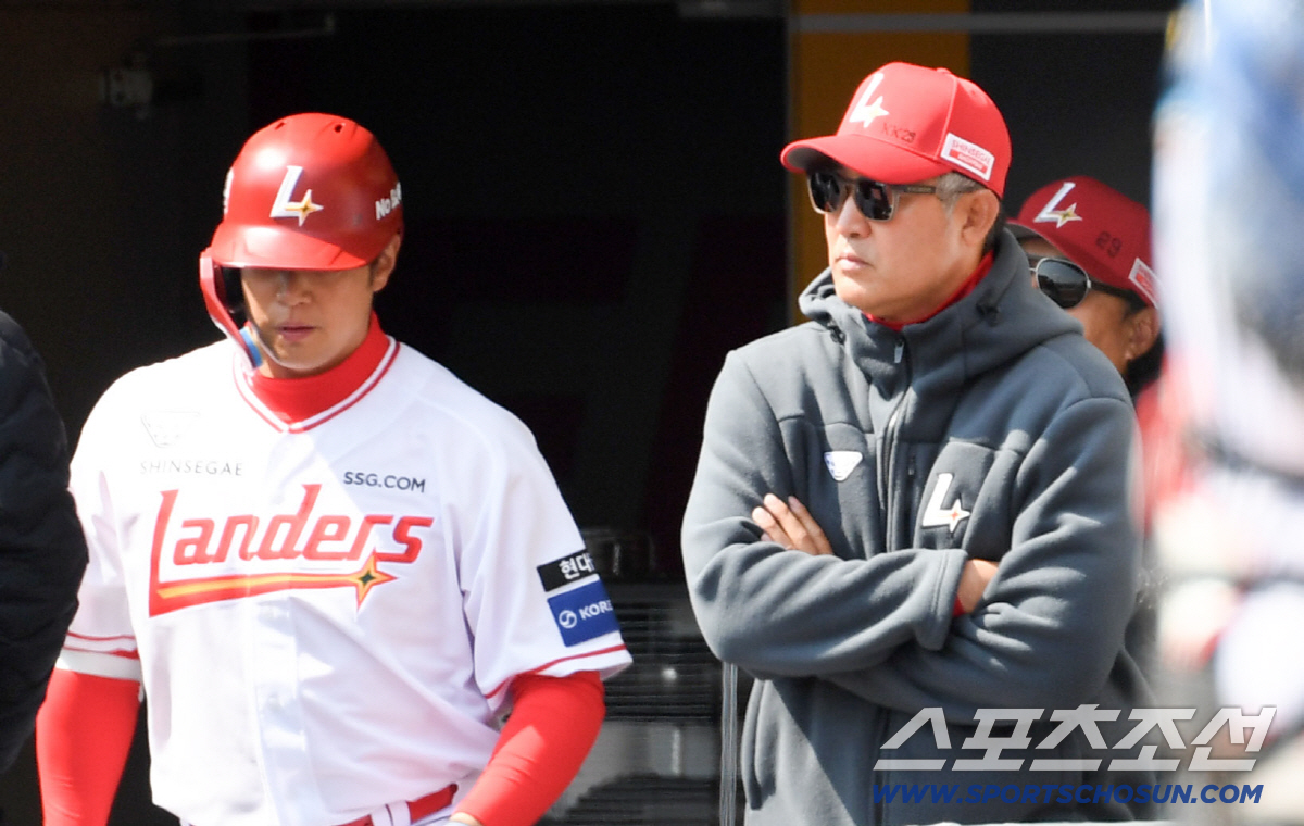 시범경기서 문책성 교체라니! → 거기서 몸을 사리나. 사령탑은 왜 가만두…