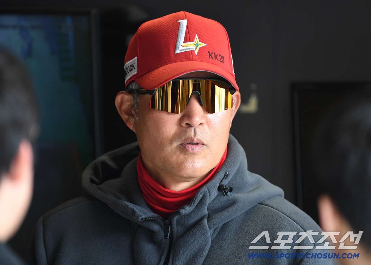 시범경기서 문책성 교체라니! → 거기서 몸을 사리나. 사령탑은 왜 가만두…