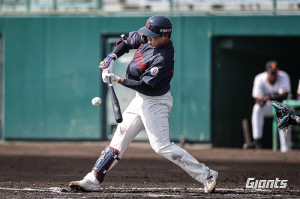 이렇게 허망할수가! '불꽃야구 신화', 꿈의 개막전 눈앞서 충격 부상 → 전반기 날아가나. 최소 3개월 OUT [인천 현장]