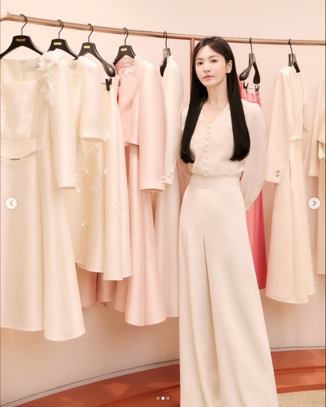 송혜교, 숏컷 어디 갔나...가슴까지 내려오는 '긴 생머리' 파격