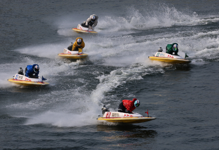 [경정] 시속 80㎞ 물 위 승부, 강철보다 강한 경정 선수 보호장비의 …