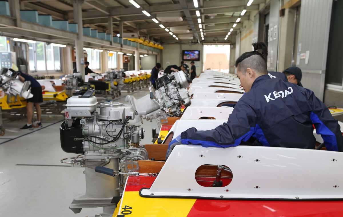 [경정] 시속 80㎞ 물 위 승부, 강철보다 강한 경정 선수 보호장비의 …