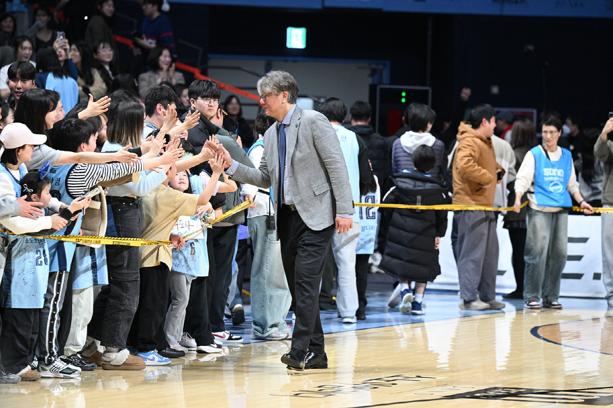 '파죽지세' 소노를 이끈 숨은공신 '형님들' 있었네…손창환 감독 '형님 …