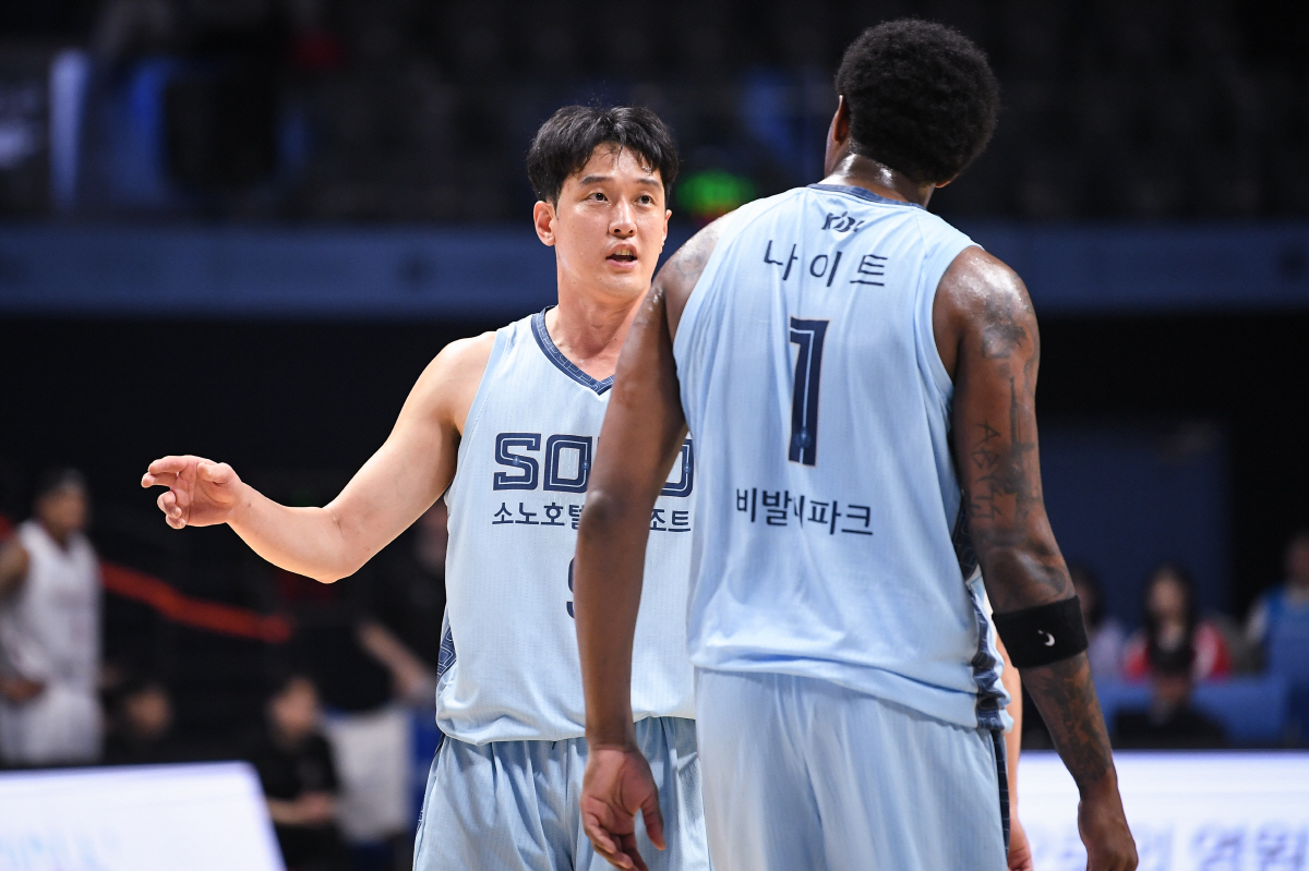 '파죽지세' 소노를 이끈 숨은공신 '형님들' 있었네…손창환 감독 '형님 …