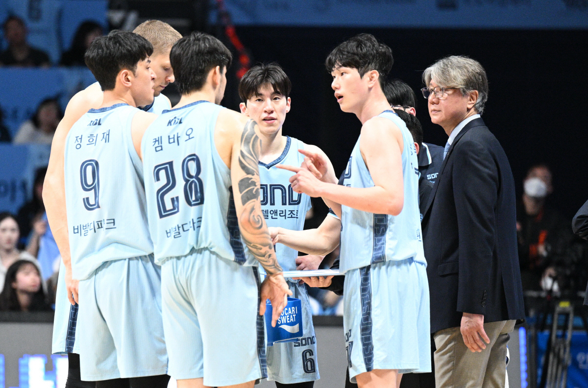 '파죽지세' 소노를 이끈 숨은공신 '형님들' 있었네…손창환 감독 '형님 …