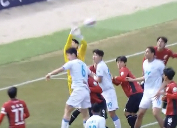 VAR실 말만 듣고 손바닥 뒤집듯 판정 번복…K리그 주심은 꼭두각시인가