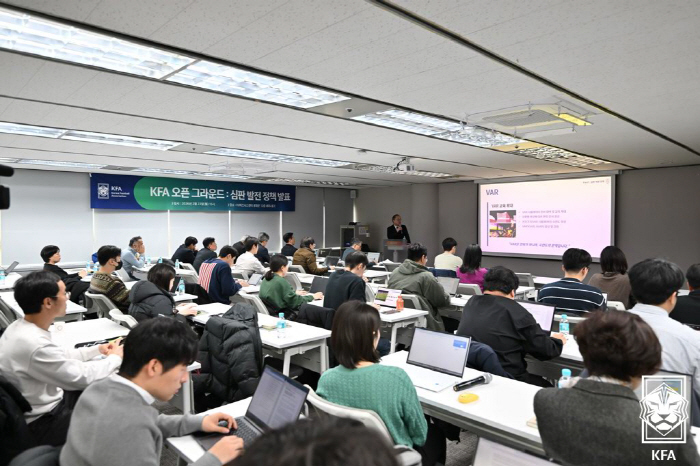 VAR실 말만 듣고 손바닥 뒤집듯 판정 번복…K리그 주심은 꼭두각시인가