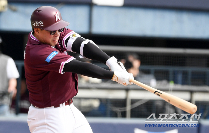 '72억 베테랑 폭발' 안치홍, 자존심 회복 시동...시범경기 2홈런 10타점 [잠실 현장]