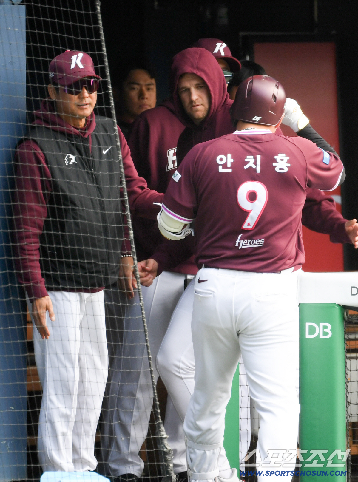 '72억 베테랑 폭발' 안치홍, 자존심 회복 시동...시범경기 2홈런 1…