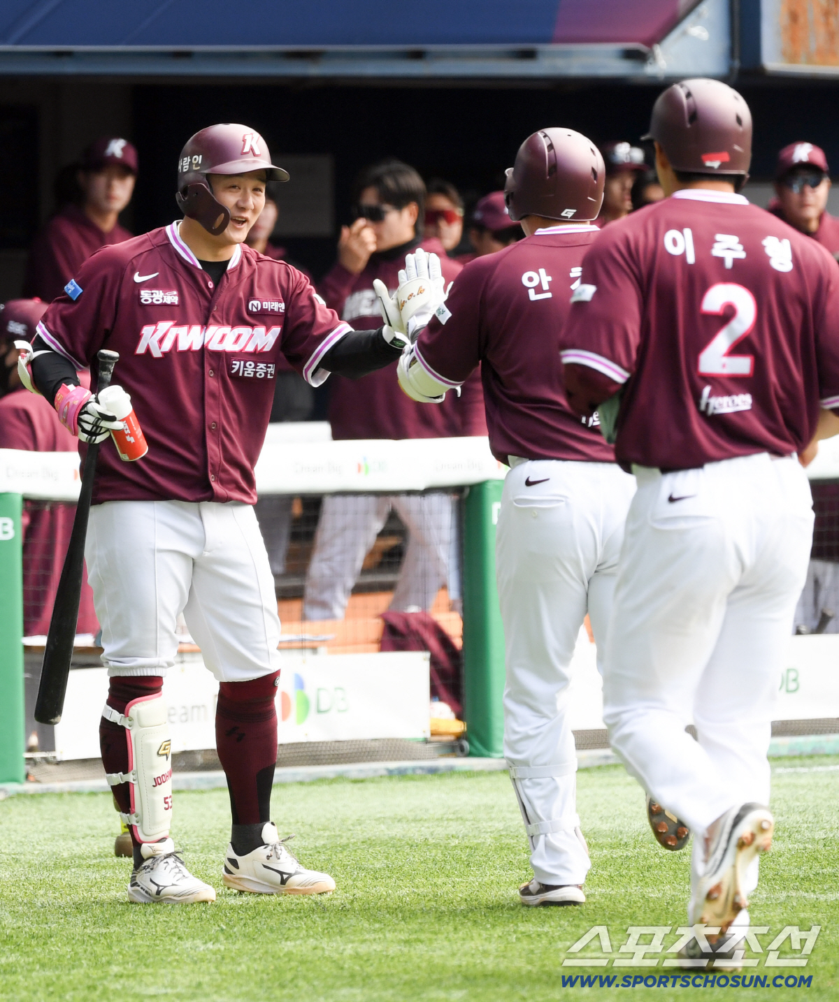 '72억 베테랑 폭발' 안치홍, 자존심 회복 시동...시범경기 2홈런 1…