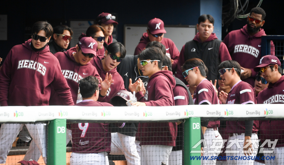 '72억 베테랑 폭발' 안치홍, 자존심 회복 시동...시범경기 2홈런 1…