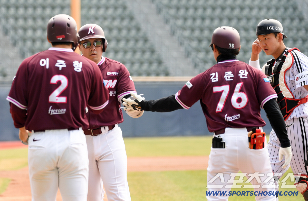 '72억 베테랑 폭발' 안치홍, 자존심 회복 시동...시범경기 2홈런 1…