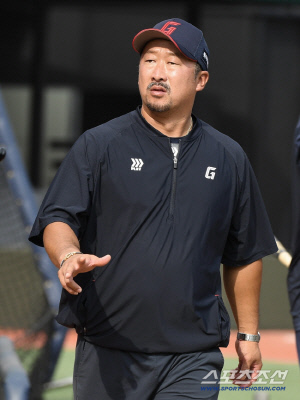 '타격은 잡아당기는 맛 아닌가요' 이게 웬일, 롯데 타자들이 밀어쳐 안타를 만든다...도대체 무슨 일이 있었나