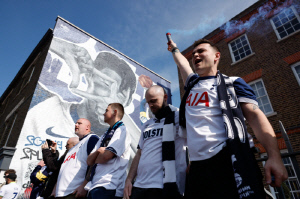 '제발 돌아와' 위상 미쳤다! 손흥민 벽화 앞에서 이름 연호한 토트넘 팬들…레전드 복귀 암시 '파격 발언'→