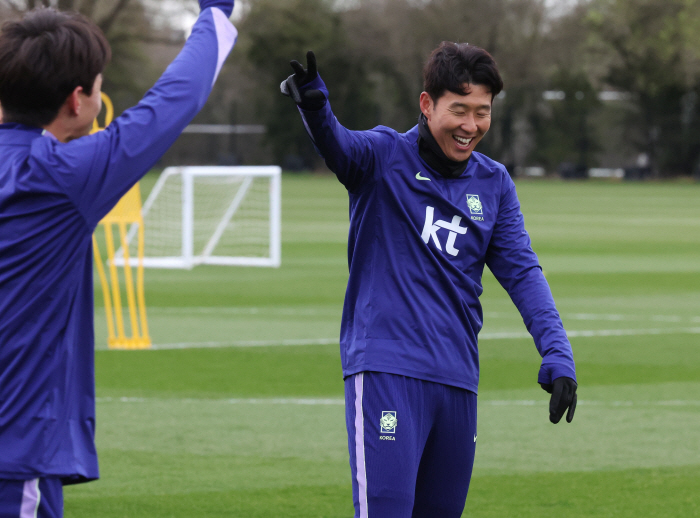 "가장 쓸데없는 걱정이 손흥민 걱정" 홍명보 감독, '8G 무득점' 침묵에도 "문제 없다" 무한 신뢰…감기 기운만 '우려'