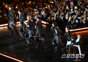 BTS RM, 목발 짚고 활짝 미소..뉴욕서 '열일' 근황 