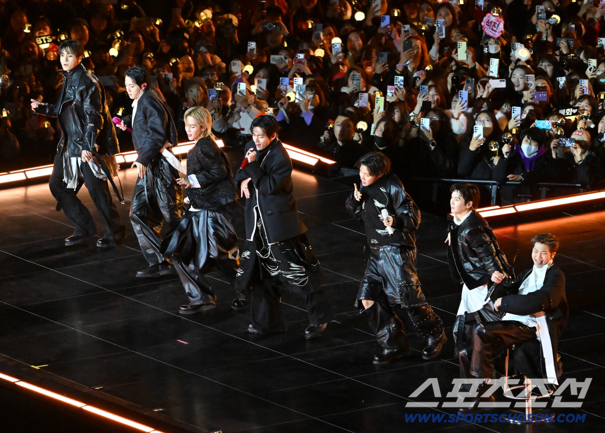 BTS RM, 목발 짚고 활짝 미소..뉴욕서 '열일' 근황 "헤엄치러 가…