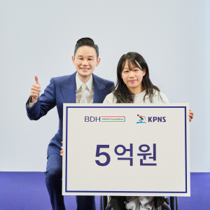 배동현 회장, 김윤지 선수에게 5억 원 특별 포상