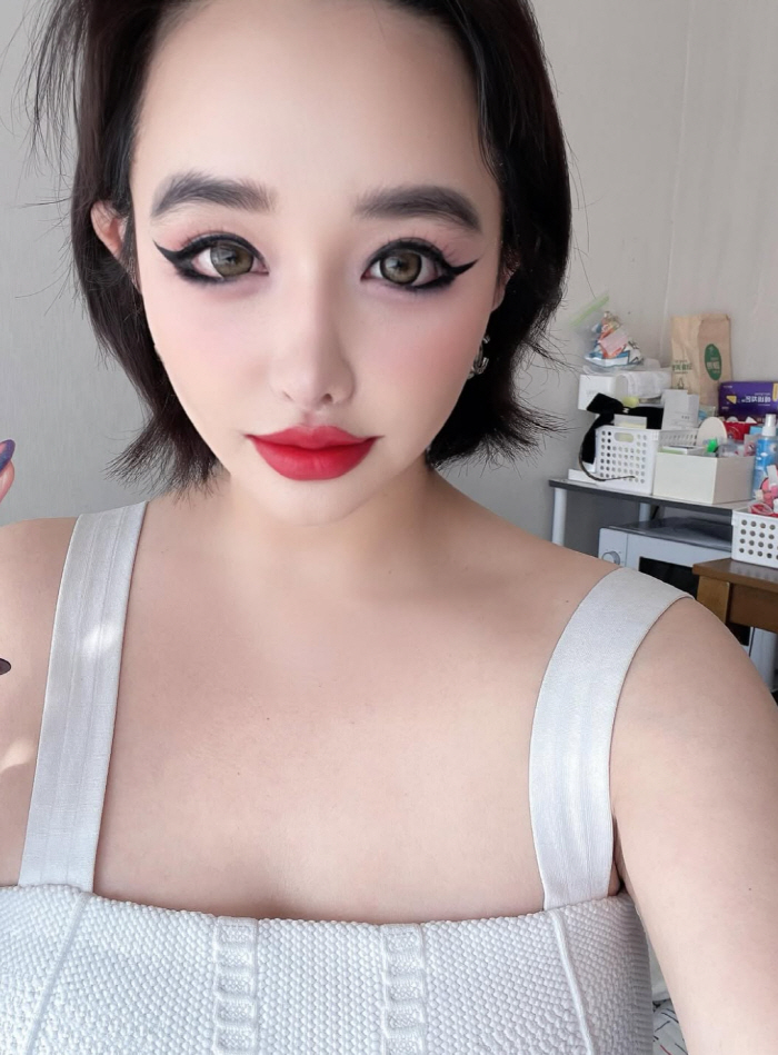 박봄, 산다라박 저격하더니..짙은 아이라인+레드립 '파격' 메이크업 "생축 기념"