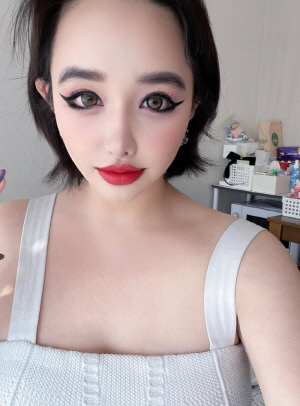 박봄, 산다라박 저격하더니..짙은 아이라인 레드립 '파격' 메이크업 