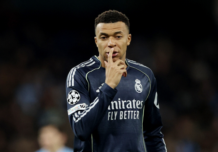 "대충격" 유럽 최고 명문 구단 맞나, 음바페 멀쩡한 무릎 수술할 뻔..."다친 부위 말고 반대쪽 검사"