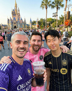 메시랑 같이 등장할 수 있는 유일한 한국인, 손흥민 미쳤다! 메시와 어깨동무, 그리에즈만까지 AI 쓰리샷...역시 최강 스타성