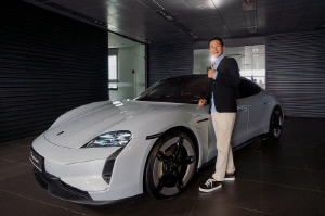 '3년간 우승 2회' 명품지휘 염갈량, 포르쉐의 남자 됐다…2년전 벤츠 이어 '명장의 위엄'