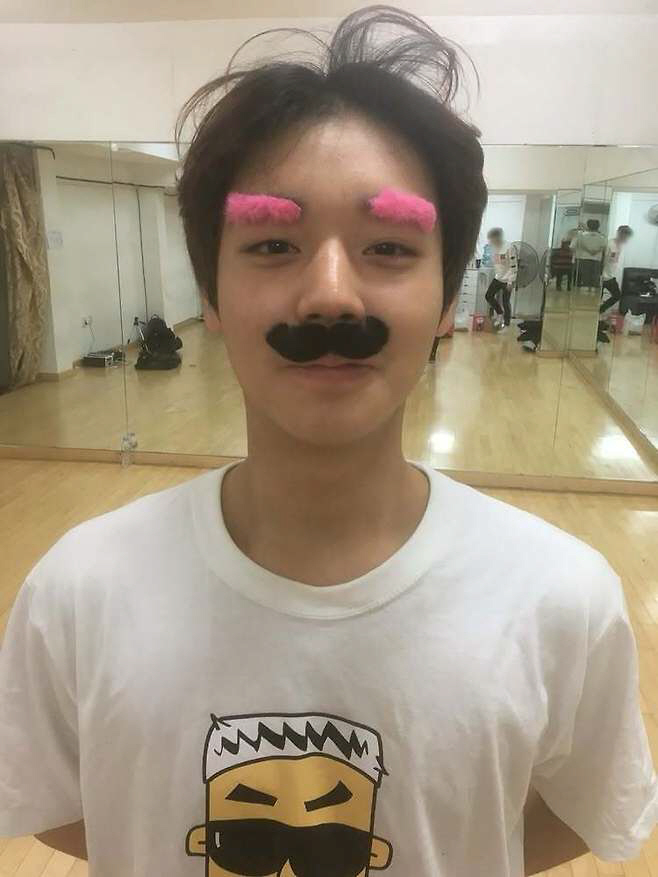 "귀하다, 17살의 박지훈"…'왕과 사는 남자' 1500만 돌파 기념샷 …