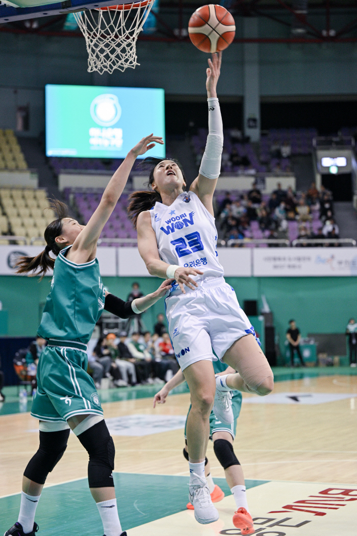 '끝날 때까지 끝난 건 아니다!' 하나은행, 우리은행 꺾고 1위 KB스타즈 반경기차로 추격