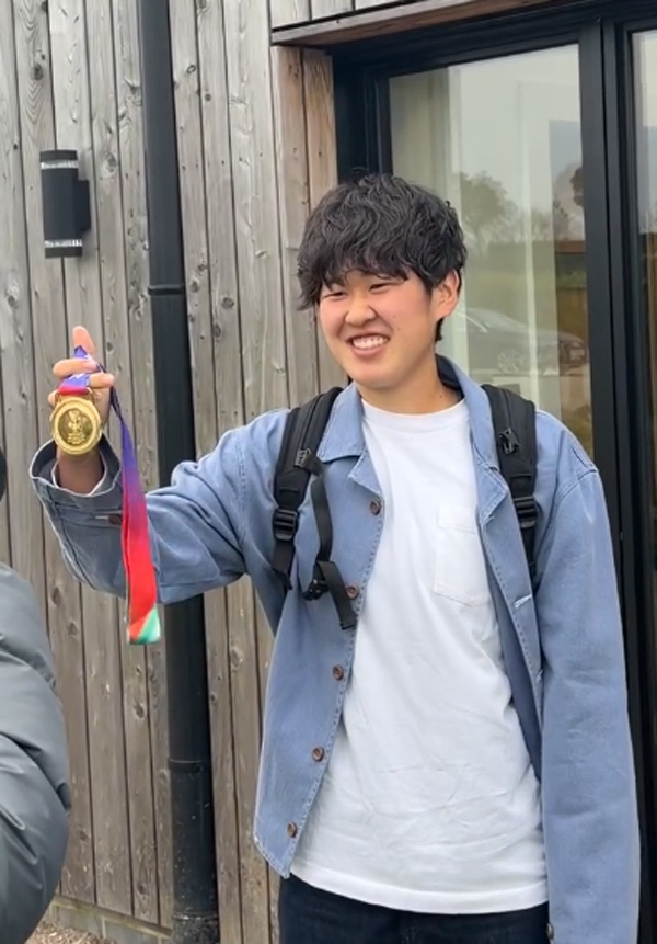 "토트넘 대환호" 손흥민 닮은꼴, 亞컵 우승 메달 들고 '감격 복귀'…일…