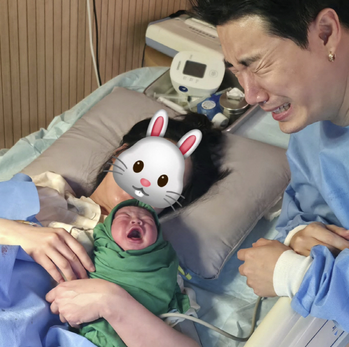 산이, 결혼 4년만에 아빠 됐다…태어난 아이 보고 오열