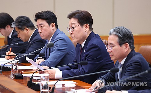 (서울=연합뉴스) 김도훈 기자 = 이재명 대통령이 9일 청와대에서 중동상황 관련 비상경제점검회의를 주재하고 있다. 2026.3.9 superdoo82@yna.co.kr