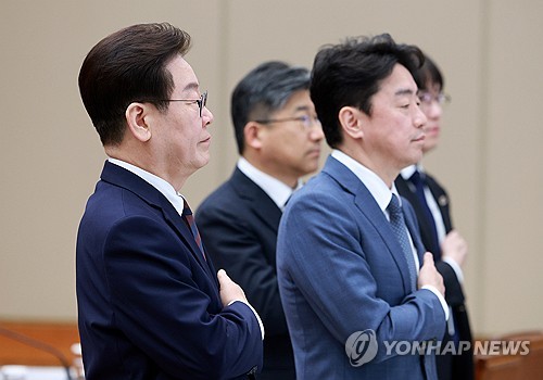 (서울=연합뉴스) 김도훈 기자 = 이재명 대통령이 9일 청와대에서 열린 중동상황 관련 비상경제점검회의에서 국민의례를 하고 있다. 2026.3.9 superdoo82@yna.co.kr