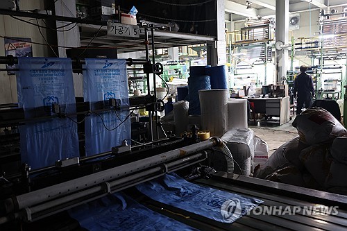 (안산=연합뉴스) 박동주 기자 = 24일 중동 사태에 따른 폴리에틸렌 등 원료 수급 불안 영향으로 최근 일시적으로 인원 감축 운영에 들어간 경기 안산시의 한 비닐봉투, 종량제 봉투 제조 공장 내 가공 작업대의 불이 꺼져있다. 중동 정세 불안에 따른 나프타 도입 차질로 국내 석유화학 업체들이 감산에 나서면서 국내 플라스틱 가공업체들이 어려움에 처했다. 2026.3.24 pdj6635@yna.co.kr