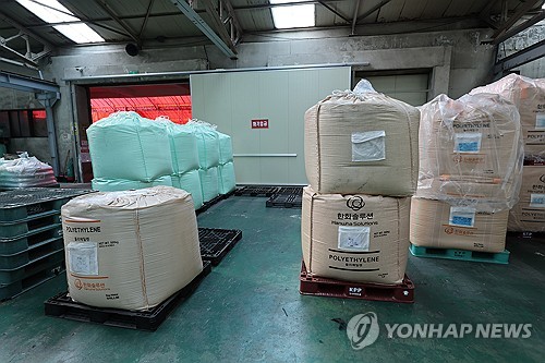 (안산=연합뉴스) 박동주 기자 = 중동 정세 불안에 따른 나프타 도입 차질로 국내 석유화학 업체들이 감산에 나서면서 국내 플라스틱 가공업체들이 어려움에 처한 가운데 24일 경기 안산시의 한 플라스틱 필름 제조 공장 내 폴리에틸렌 등 원료가 쌓여 있어야 할 원료창고가 듬성듬성 비어있다. 2026.3.24 pdj6635@yna.co.kr