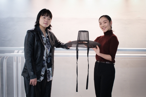 갓을 쓴 `힙한` 발레가 온다…"전통이 새로운 개성 될 수 있죠"