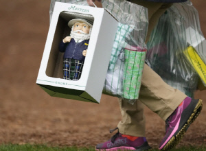 중고가 무려 1050만원…'품절 대란' 마스터스 히트상품, 캐디들까지 오픈런? 이유는