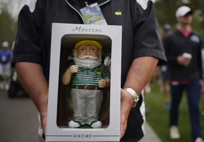 중고가 무려 1050만원…'품절 대란' 마스터스 히트상품, 캐디들까지 오…