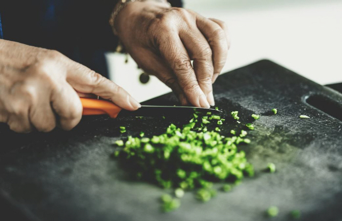 "집에서 요리하는 노인, 치매 위험 최대 70% 낮춘다"
