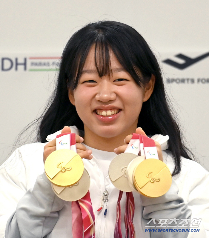 "뉴진스 찐팬X유퀴즈 출연 신기" '최다메달러' 스마일리 김윤지의 특별한 기자회견..."최초보다 기대되는 선수로 기억되고싶다"[패럴림픽 MVP 기자회견 현장]